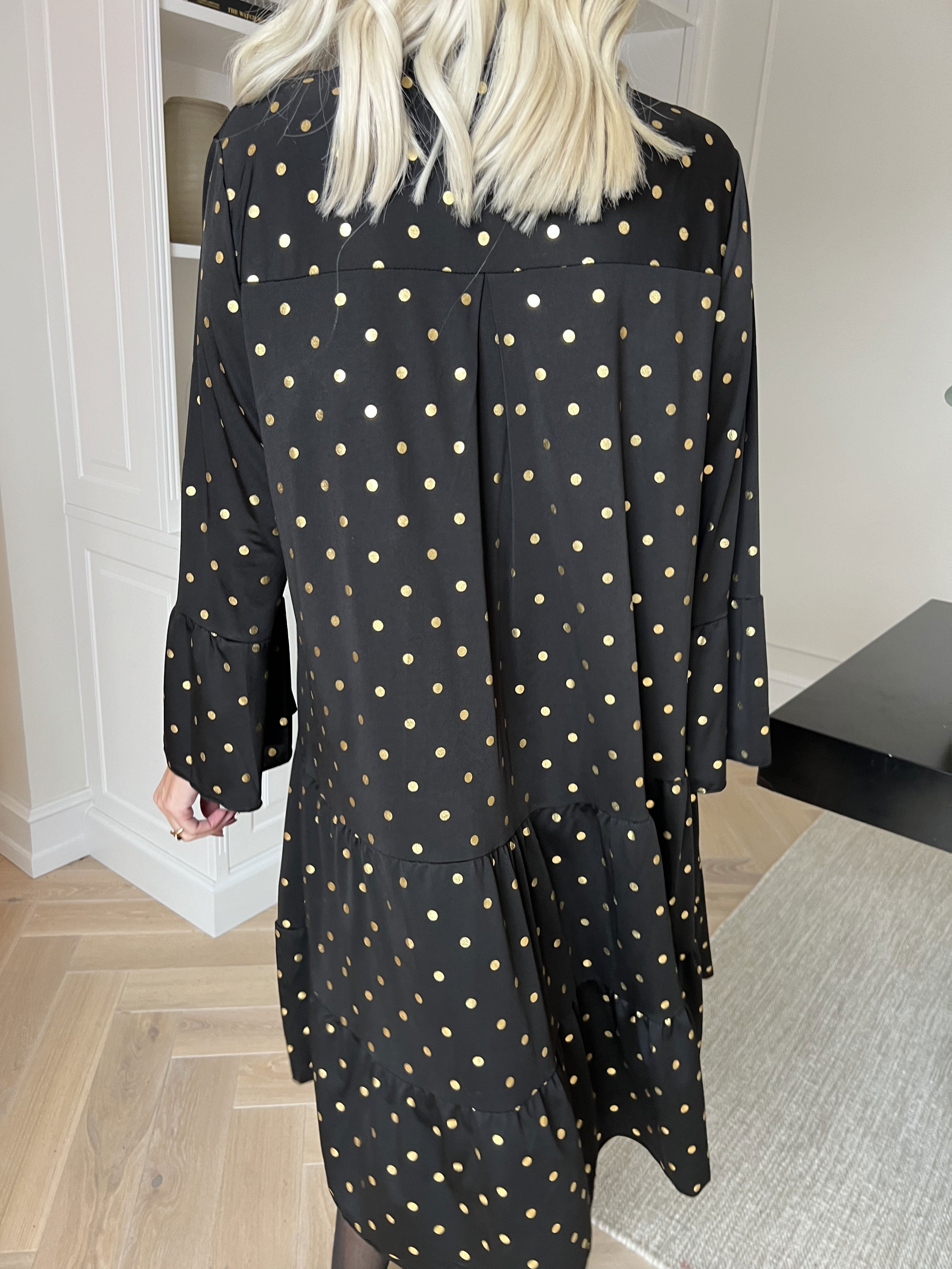 Milania Dot - Elastisk kjole med guld prikker og flæselag